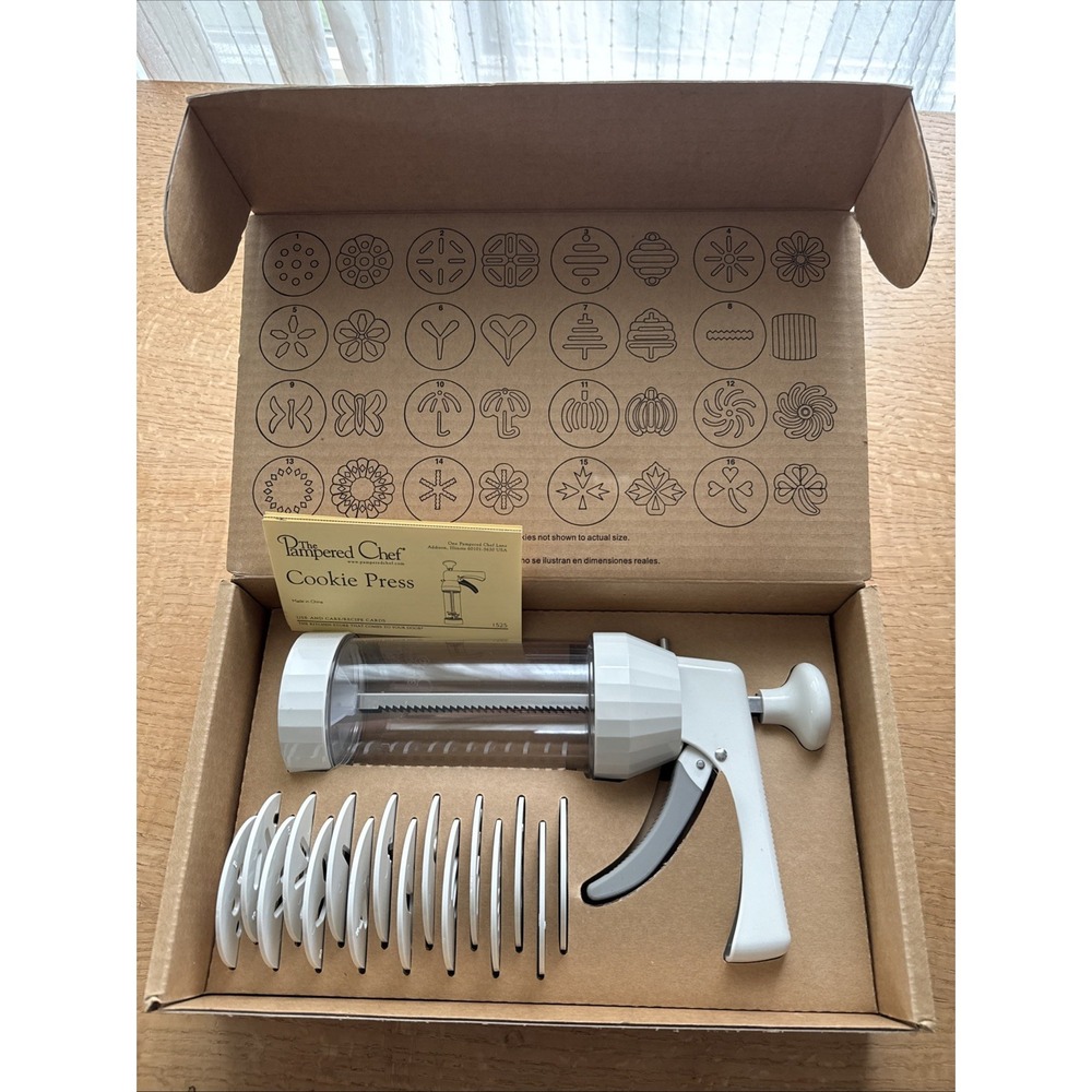 NIB New The Pampered Chef 1525 Cookie Press with 16 Discs - White
